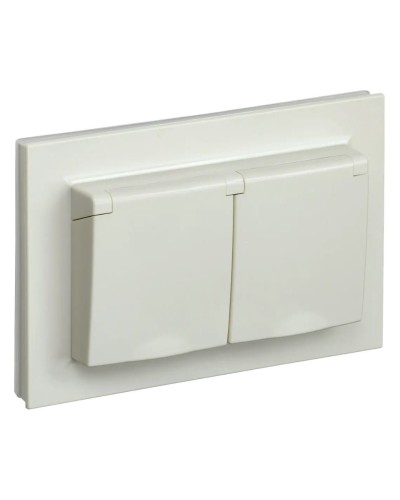 Розетка 2-местная с з/к РСбш12-3-44-БрКр бежевый BRITE (BR-R26-16-44-K10-F). Розетка с заземлением с защитными шторками и крышкой в сборе. IEK в Омске
